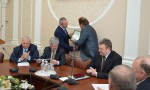 Председатель правления Благотворительного фонда «Сияние» Жиганша Туктаров вручил Благодарственные письма депутатам Законодательного Собрания Пензенской области 