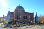 В новой мечети возводятся  минареты 